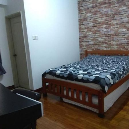 3Rooms 10Pax Mc 5 Star Hotel Sofa&Bed Mrt Mcd Axiata Seri Kembangan Exterior foto