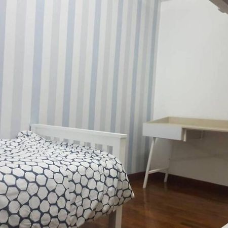 3Rooms 10Pax Mc 5 Star Hotel Sofa&Bed Mrt Mcd Axiata Seri Kembangan Exterior foto